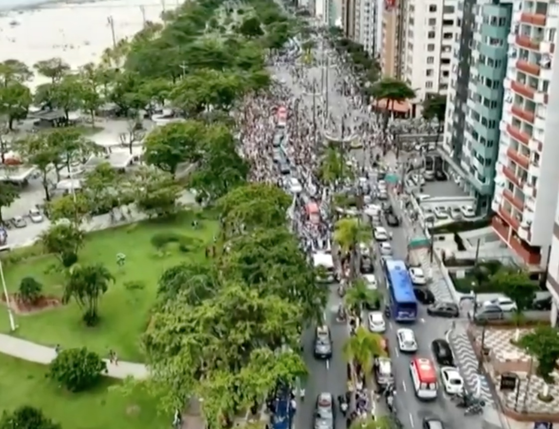 Cortejo do Rei passa pela casa da mãe de Pelé antes de seguir para cemitério
