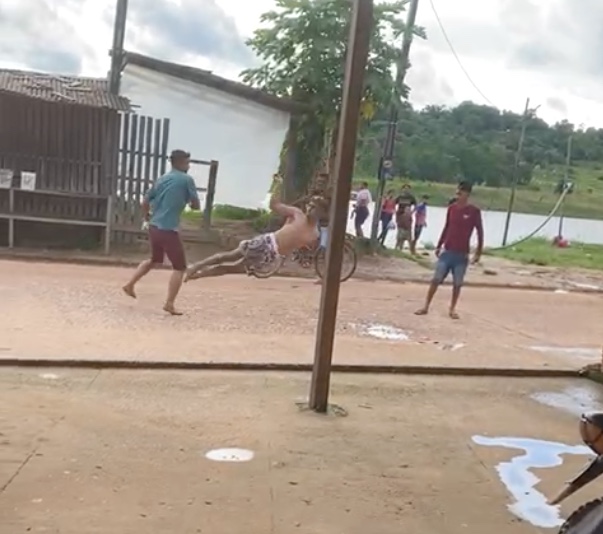 Homem erra 'voadora' e quebra cabeça no chão durante briga no Amazonas; vídeo
