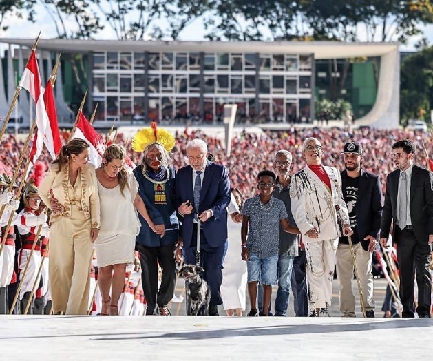 Lula quebrou protocolos e não quis deixar ninguém para trás, diz influenciador que entregou a faixa