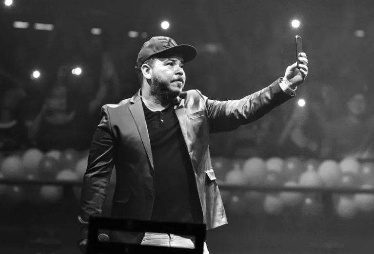 Renatinho do Bokaloka morre após infarto durante show