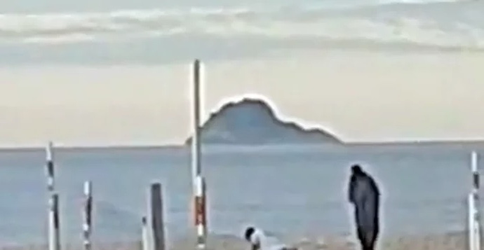 Morador de rua 'empata' sexo frenético de casal no meio da praia de Ipanema no RJ; vídeo