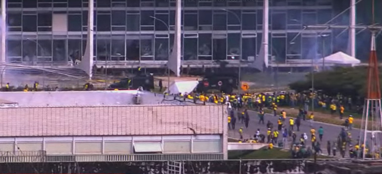 Bolsonaristas pedem golpe militar em manifestação; PM reage com bombas
