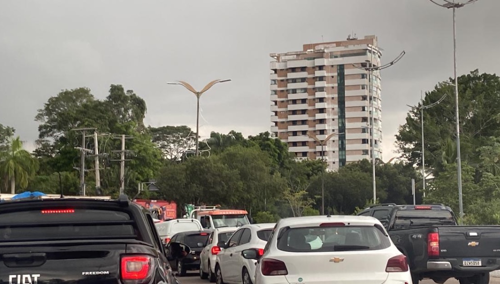 Estrada da Ponta Negra é interditada para retirada de bolsonaristas do Comando Militar da Amazônia, em Manaus