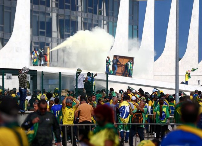 Granadas foram deixadas por bolsonaristas no STF e Congresso, diz Randolfe