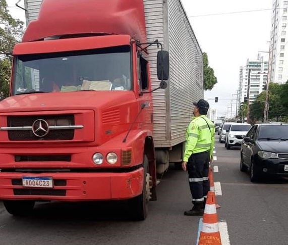 Veículos pesados passam por fiscalização em Manaus e motoristas são multados
