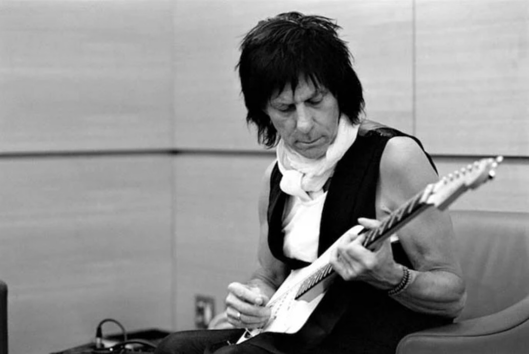 Morre Jeff Beck, lenda da guitarra e ícone do rock, aos 78 anos