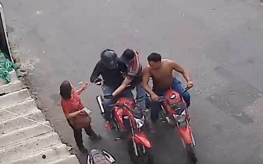 Vídeo: 'Moto por aplicativo' e passageira são assaltados ao finalizar corrida em Manaus