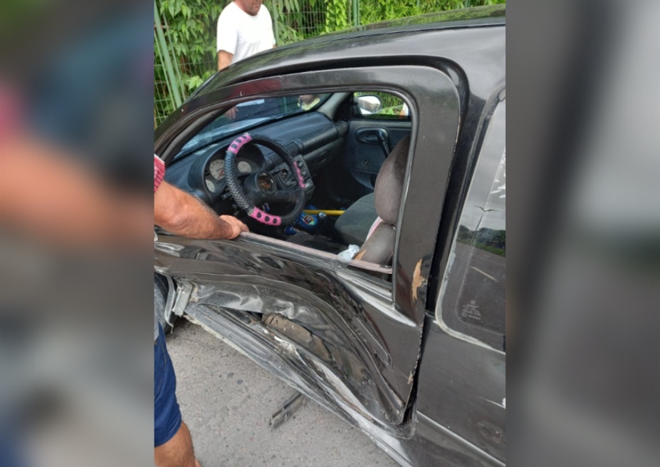 Repleto de latinhas de cerveja, carro fica destruído em acidente em Manaus; vídeo