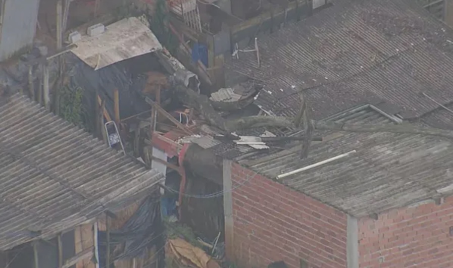 Chuva derruba árvore sobre casa e mata morador de ocupação irregular