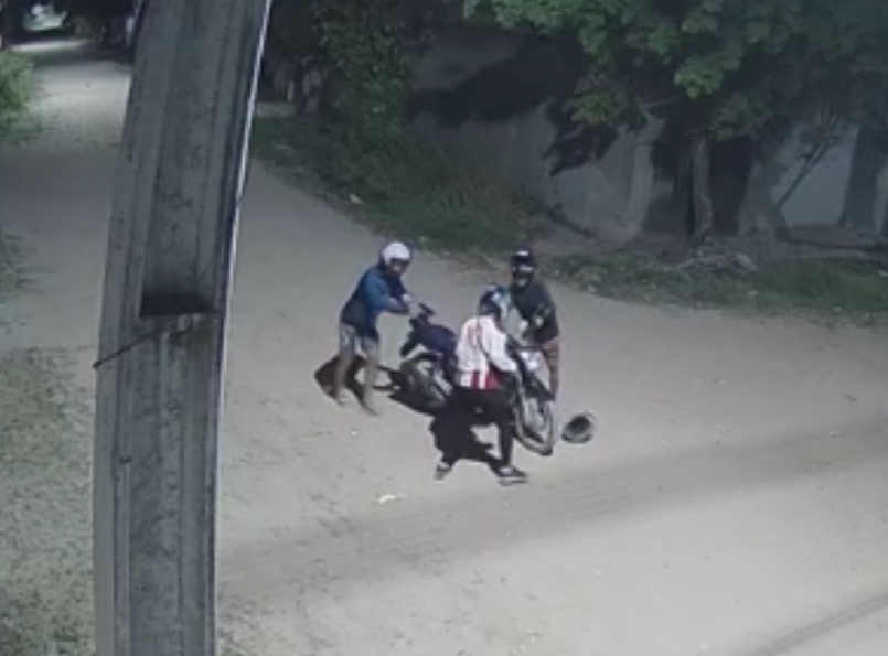 Vídeo: Motociclista é atraído para emboscada e veículo é levado por criminosos em Manaus