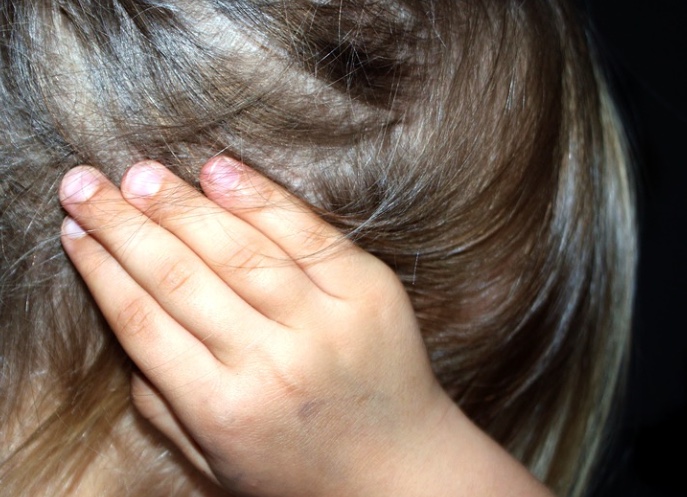 Criança de 4 anos leva socos do pai que tentava matar esposa com capacetadas