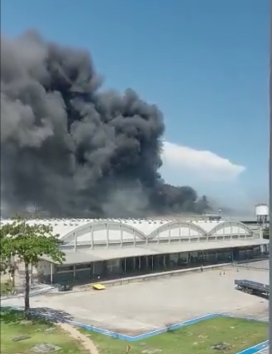 Incêndio atinge galpão do Aeroporto Galeão, no Rio de Janeiro