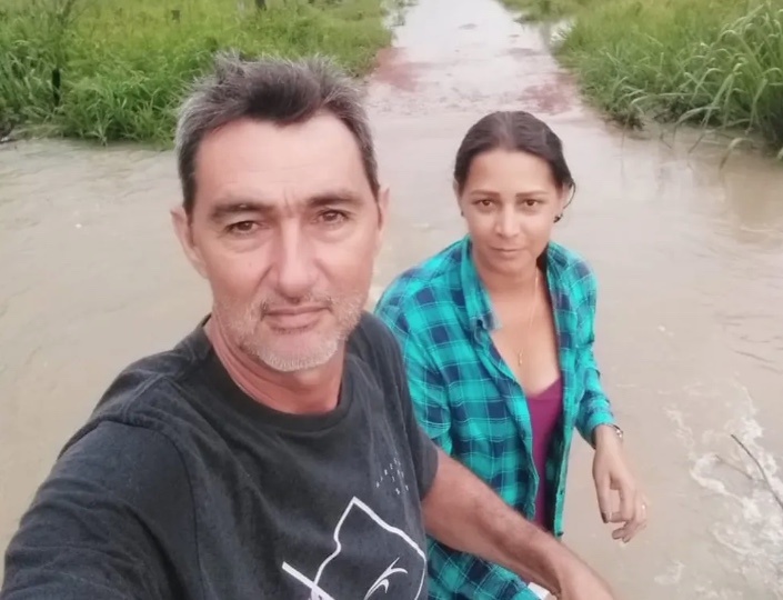 Casal enfrenta riscos e atravessa alagamento de moto para 'tomar cachaça'