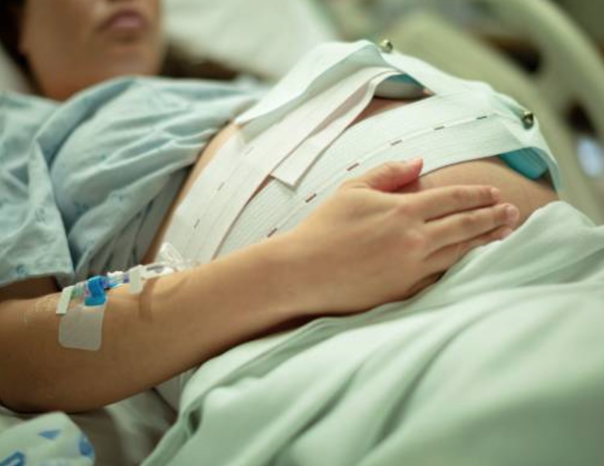 Grávida tem antebraço amputado após marido atacá-la com terçado