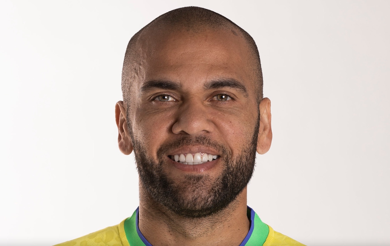 Ex-mulher de Daniel Alves e família do jogador têm racha em meio à briga por troca de advogados, revela irmão