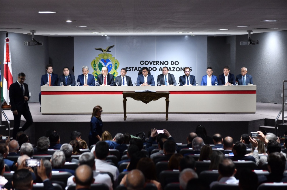 Pauderney é empossado titular da Sedecti em evento lotado de políticos e empresários