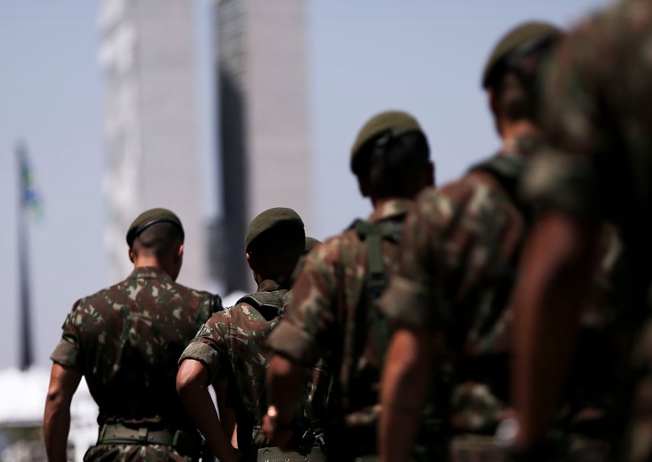 Militar com esquizofrenia licenciado indevidamente deve ser reformado e indenizado por danos morais