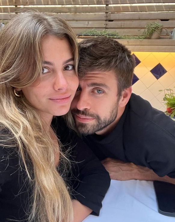 Piqué posta 1ª foto com namorada em meio a polêmicas com Shakira