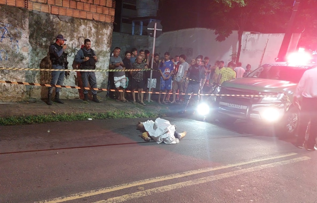 Homem é executado enquanto esperava namorada em padaria de Manaus