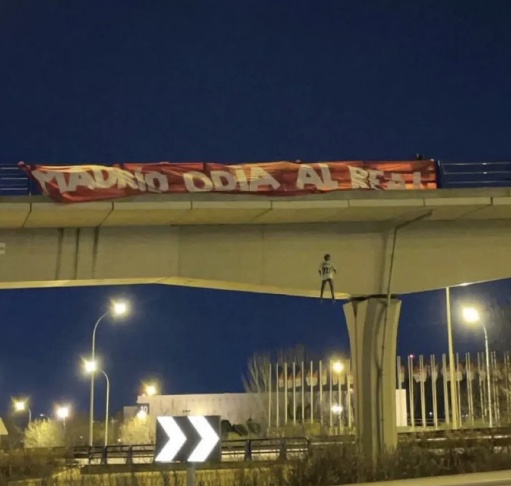 Rivalidade: Torcida do Atlético de Madrid 'enforca' Vinicius Junior em ponte