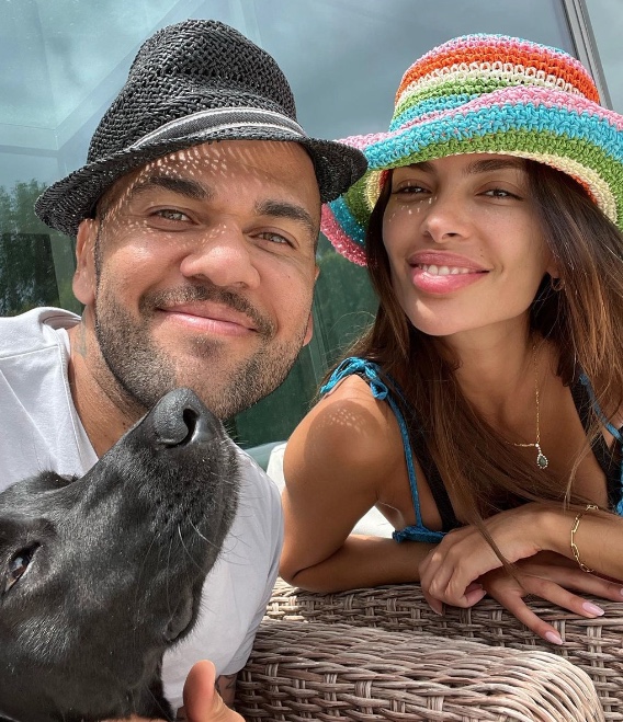 Acabou? Mulher de Daniel Alves apaga fotos com o jogador