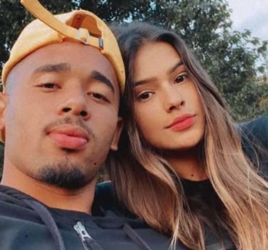Raiane Lima anuncia término com Gabriel Jesus e culpa família do jogador 