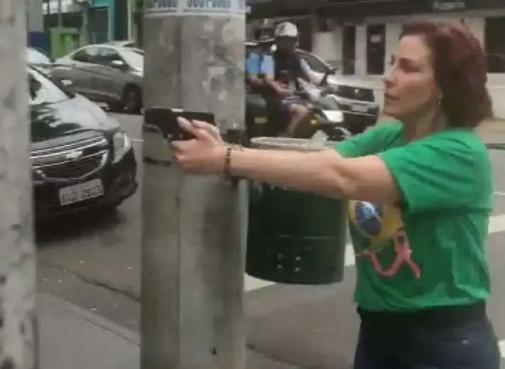PGR denuncia Zambelli e diz que ela não tinha aval para uso ostensivo de arma na rua