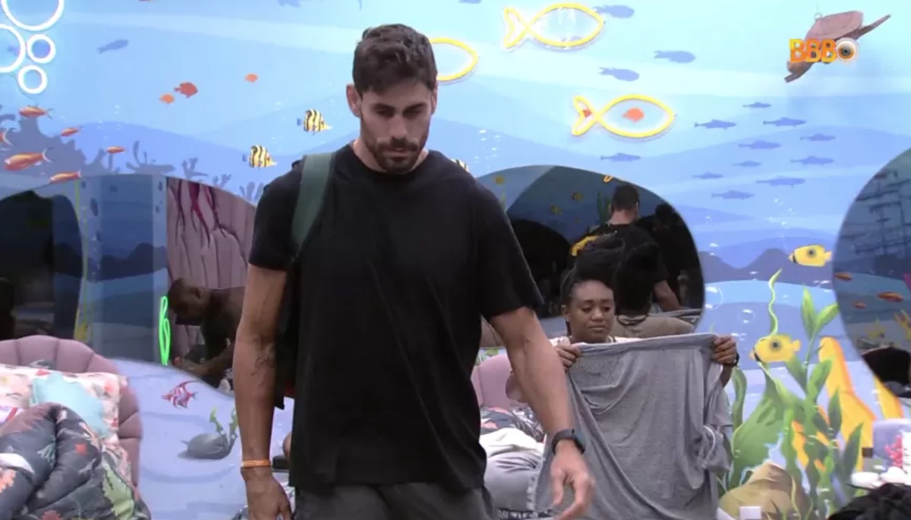 Cara de Sapato faz as malas e se muda de quarto com Paula após treta com colegas