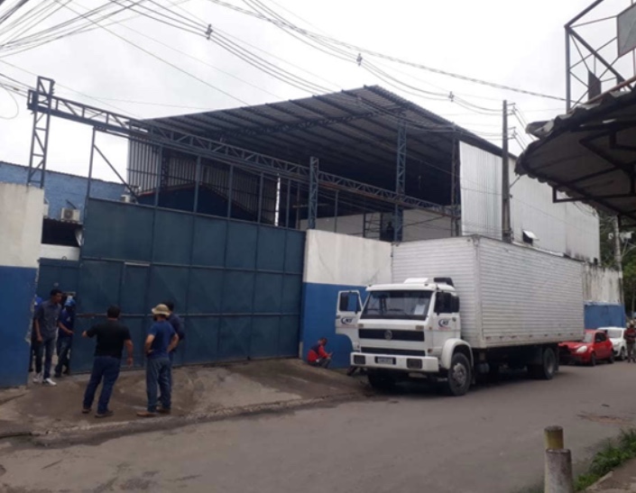 Comércio de frios é flagrado com desvio de energia e dono será incriminado em Manaus