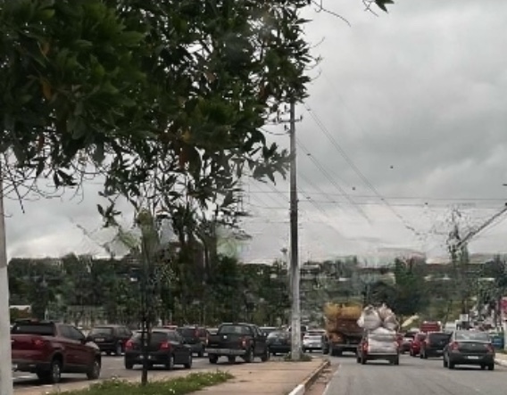 Caminhão tem pane mecânica na Av. das Torres e deixa trânsito caótico em Manaus