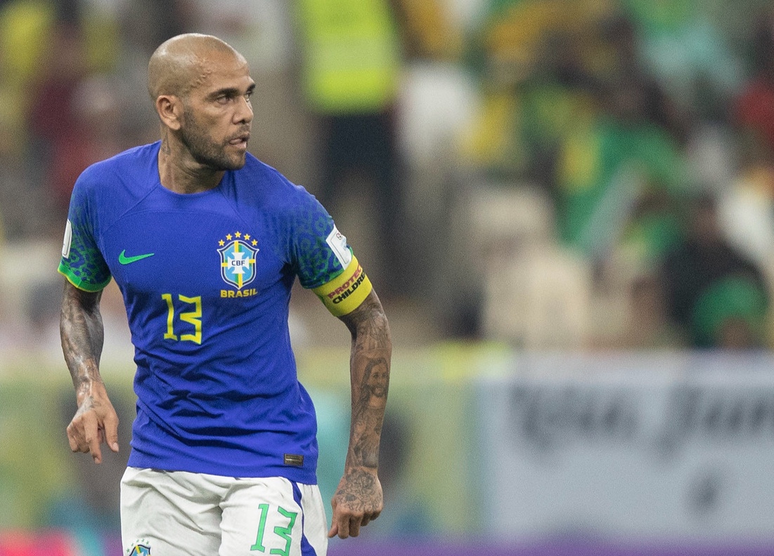 Preso por estupro, Daniel Alves distribui autógrafos em presídio de Barcelona