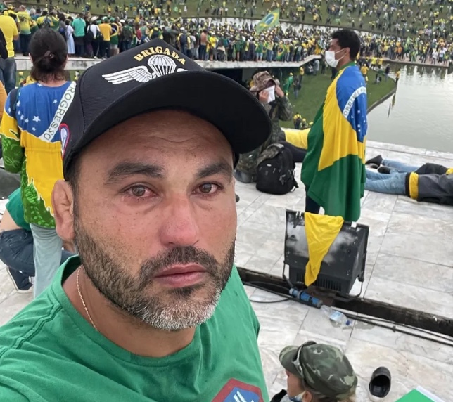 PF cumpre mandados de busca e apreensão contra Léo Índio, sobrinho de Bolsonaro