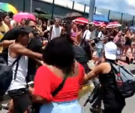 Vídeo: Fãs saem no tapa na fila para ingresso do show do RBD no Rio de Janeiro 
