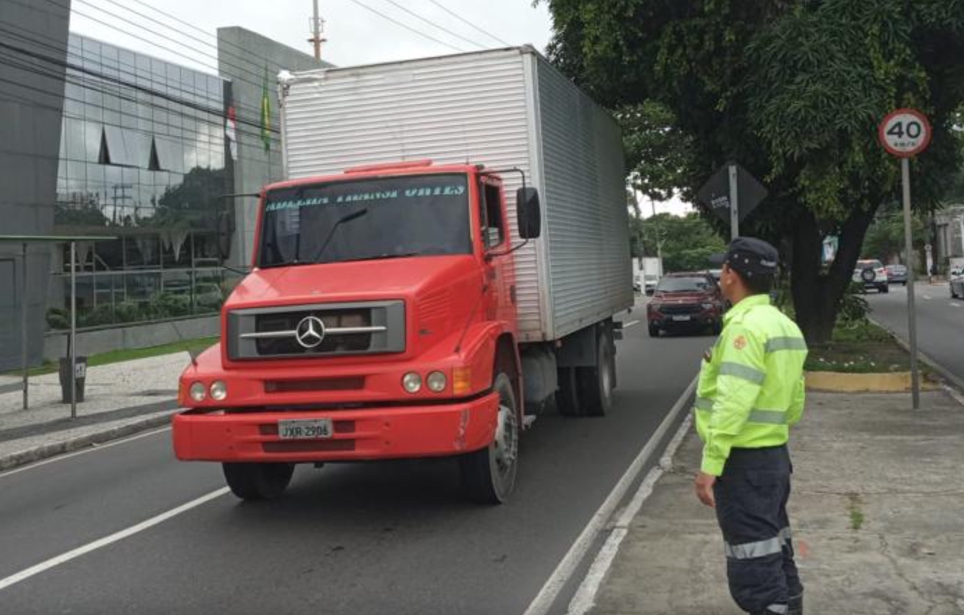 Fiscalização multa motoristas de caminhões que trafegam pela faixa da esquerda em avenida de Manaus