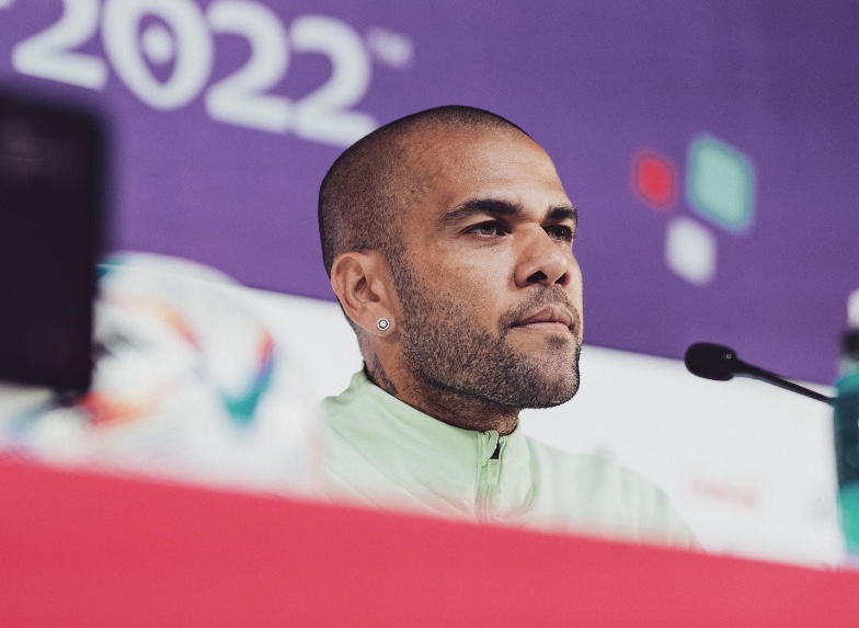Defesa de Daniel Alves acredita que jogador deixará prisão dentro de 1 mês