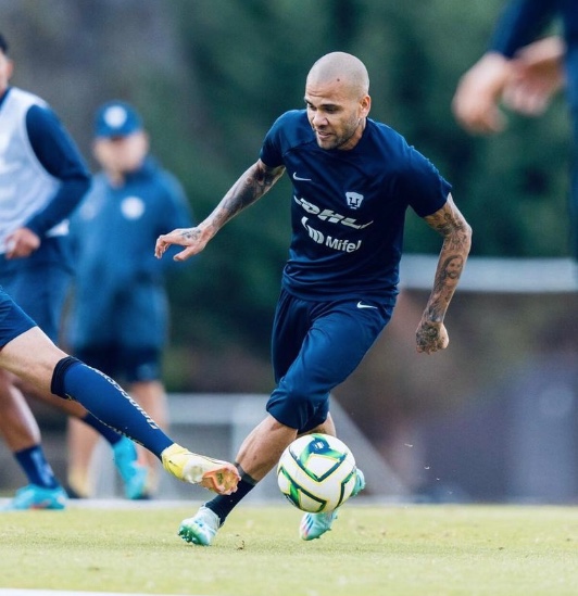 Preso por estupro, Daniel Alves joga futebol na cadeia enquanto aguarda liberdade