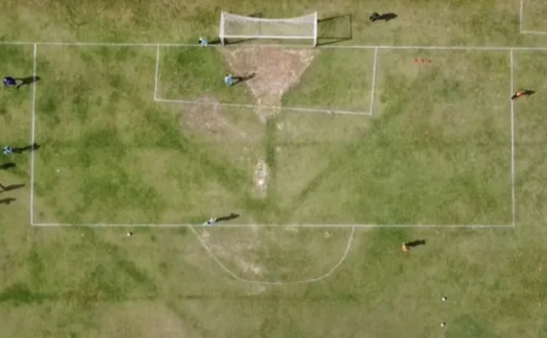 Linhas tortas do gramado chamam atenção em jogo de campeonato estadual de futebol