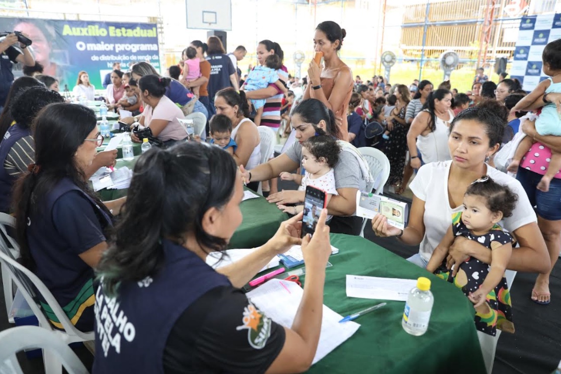 Governo inicia entrega de 2,2 mil cartões do Auxílio Estadual em nova fase do programa no Amazonas