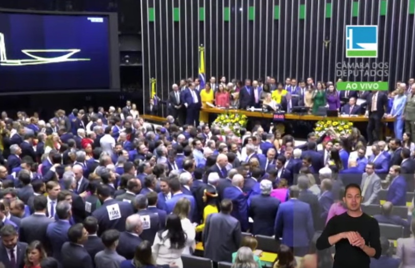 Câmara tem sessão suspensa após pai de Arthur Lira passar mal