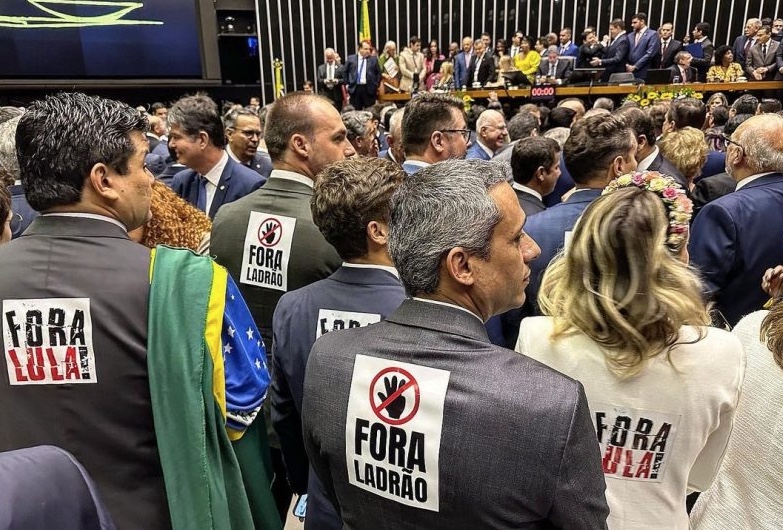 Deputados bolsonaristas tomam posse com adesivos de ‘Fora Lula’ e ‘Fora Ladrão'