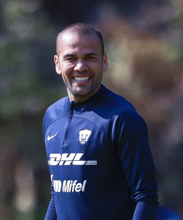  Pumas cobra indenização milionária de Alves após prisão por estupro em boate
