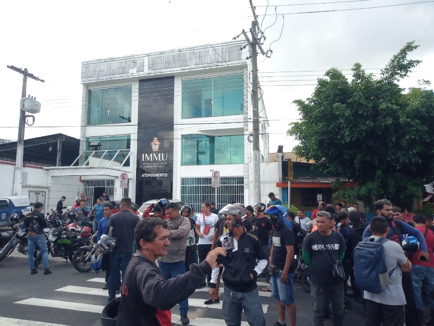 Motociclistas por app e diretor do IMMU se reúnem para debater uso do serviço em Manaus