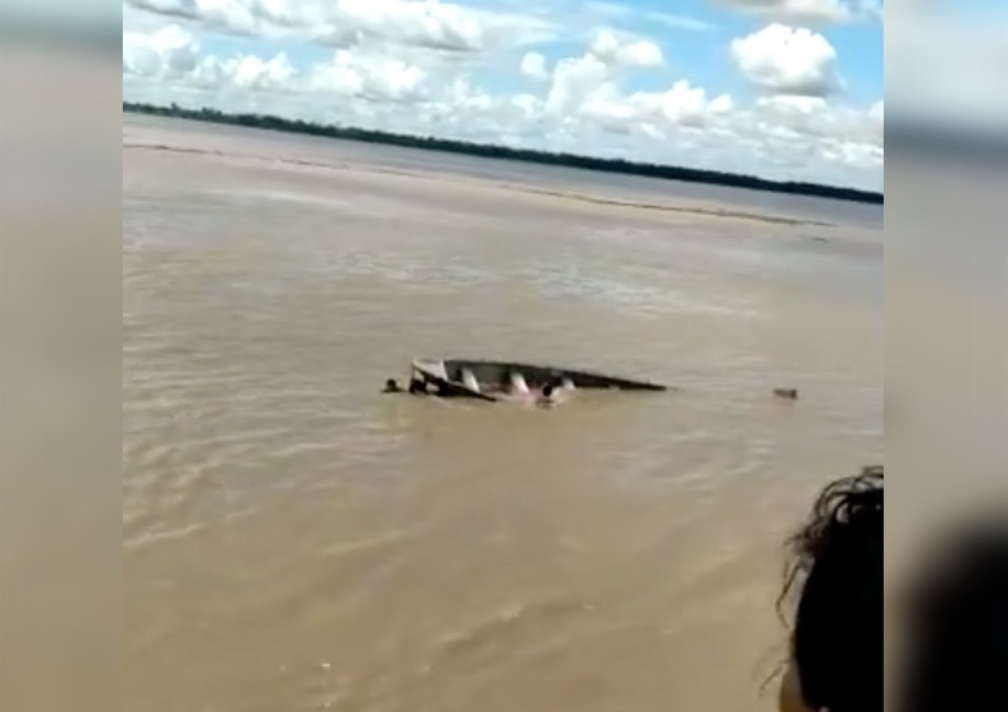 Vídeo: Barco passa na hora em que canoa afunda no rio e vítimas são salvas em Manacapuru  