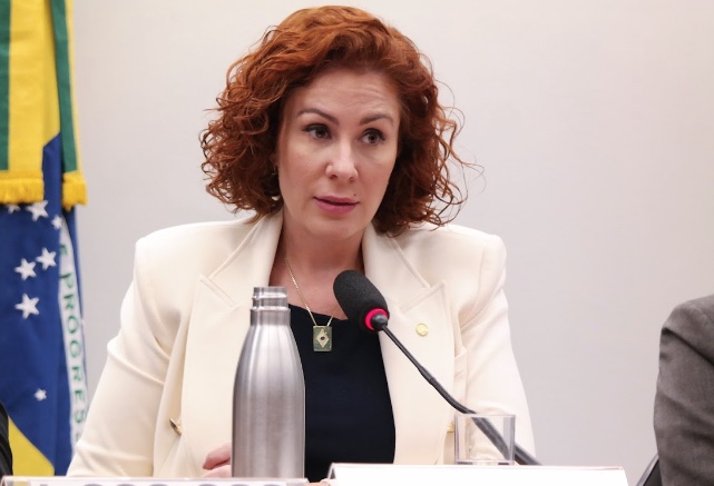 Moraes manda desbloquear redes sociais de Carla Zambelli 