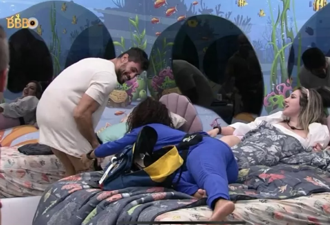 Paula puxa roupa de Cara de Sapato e tenta ver lutador pelado no BBB23; vídeo
