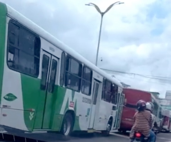 Rodoviários fazem paralisação no Centro de Manaus; vídeo