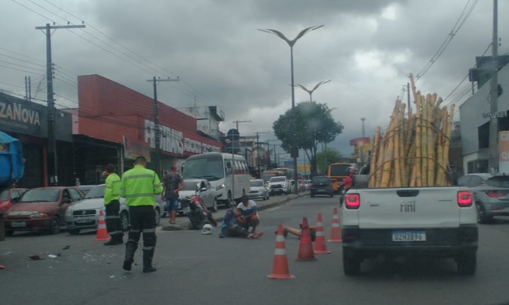 Acidente com motocicleta deixa dois feridos em avenida de Manaus    