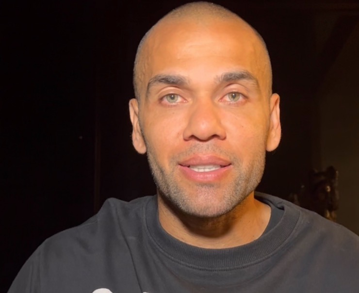 Daniel Alves muda versão mais uma vez e admite penetração em caso de estupro