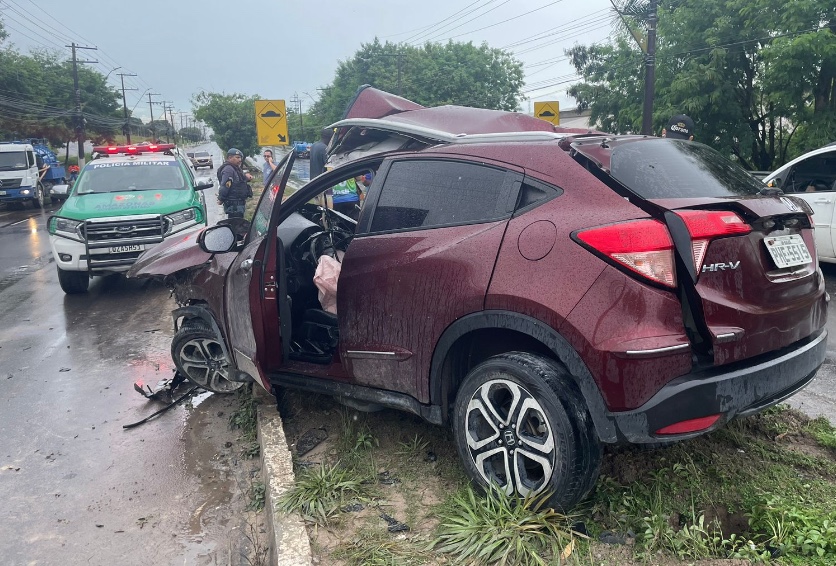 Carro com 2 crianças invade contramão e bate de frente com caminhão em Manaus
