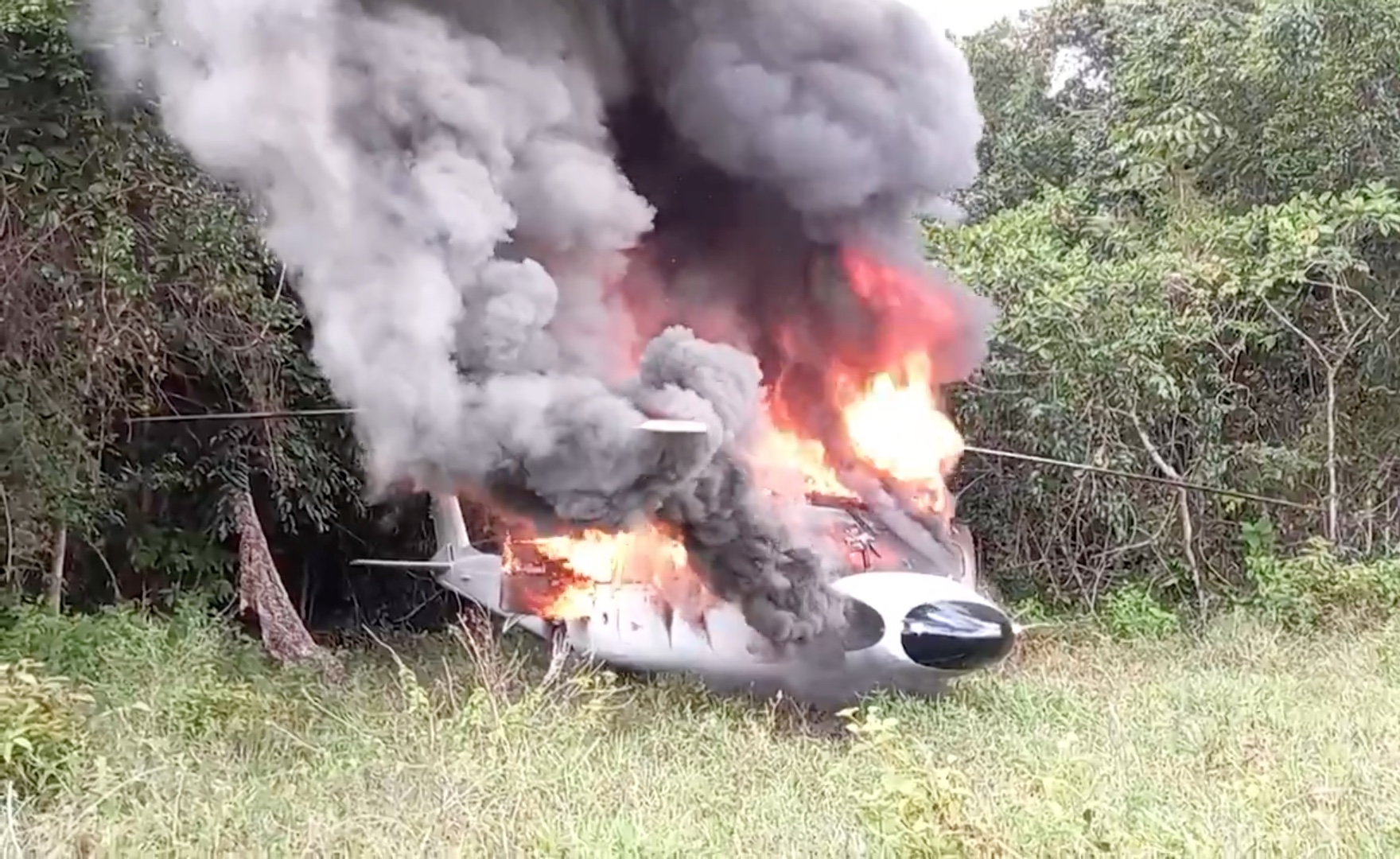 Ibama destrói avião, helicóptero e maquinários de garimpeiros em Terra Yanomami